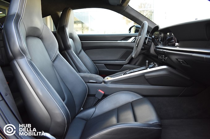 PORSCHE 911 Carrera 4S